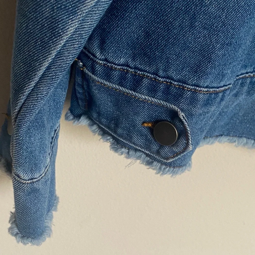 Linda Anderson Embroidered Floral Denim Button Front Jacket with Raw Hems. Large - Picture 8 of 10